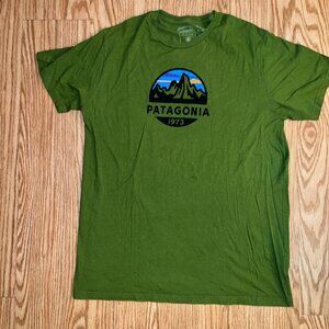 Patagonia Men's Green T-Shirt Size L